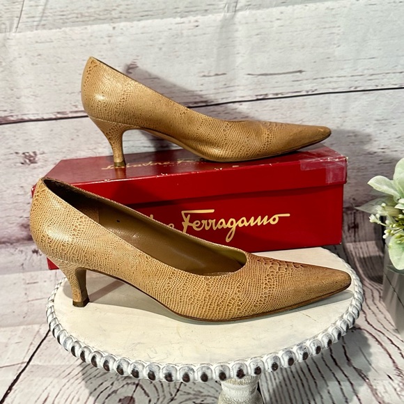 Salvatore Ferragamo Snakeskin Leather PointyToe  Pump Kitten 2” Heel Shoe Size 8 - Picture 3 of 16